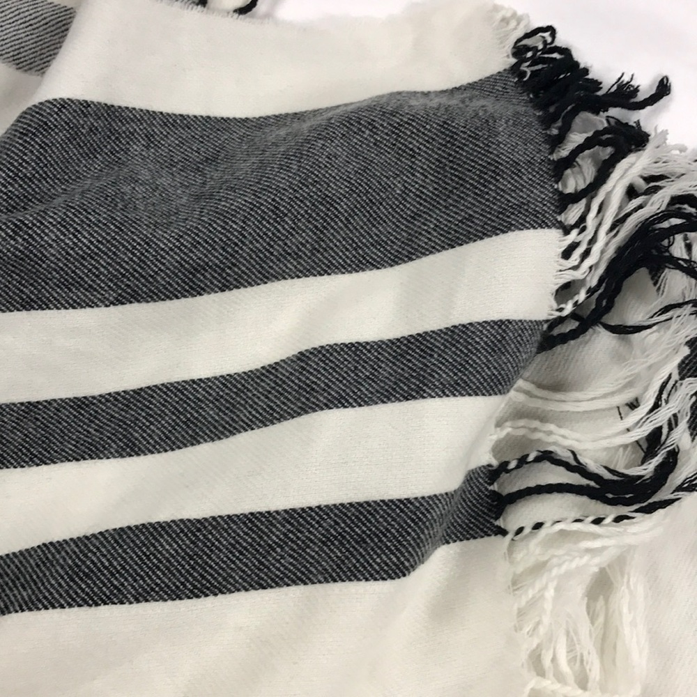 Hinge open poncho - Picture 3 of 4